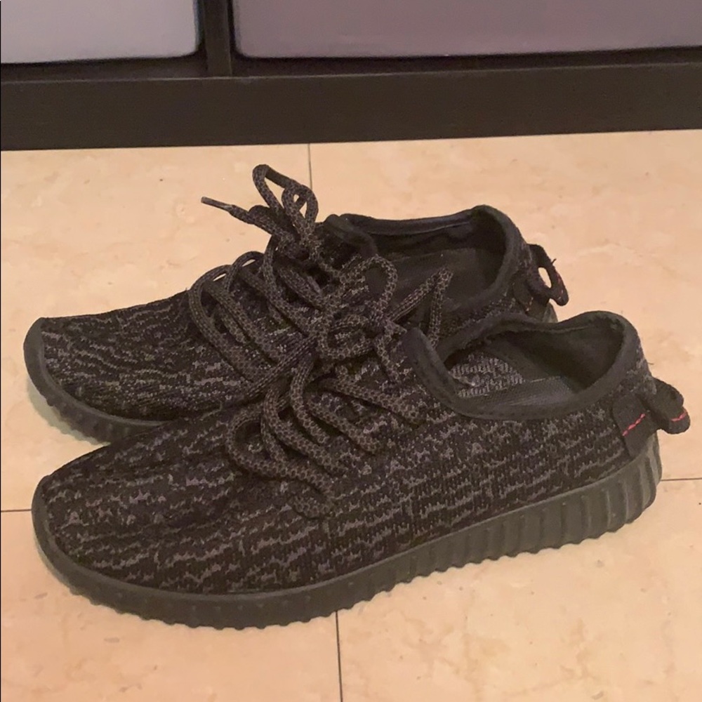Black knitted sneakers